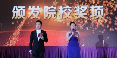 畢加為各院校頒發(fā)“最佳合作院?！?，會展精英，譜寫華章