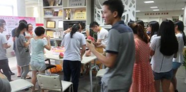 相親相愛(ài)一家人，畢加展覽為員工慶祝生日